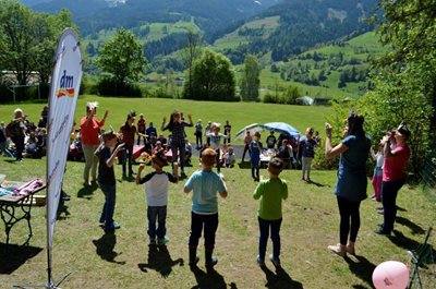 Hühnerstall-Einweihungsfest in der "Chicken School"